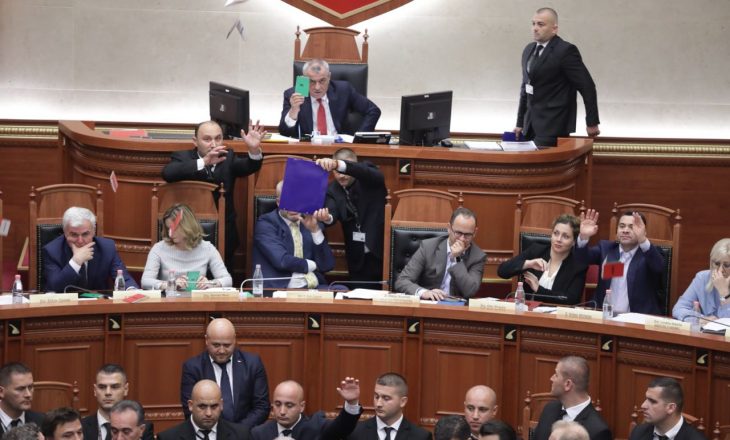 Incident në Parlamentin e Shqipërisë – deputetët e gjuajnë Edi Ramën me kartonë