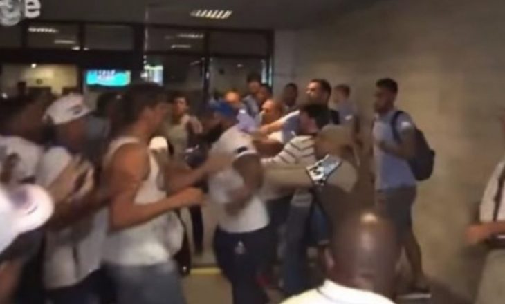 Pasi skuadra nuk arriti fitoren, tifozët përleshen me futbollistët në aeroport [Video]