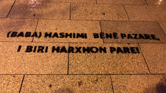 Sërish mbishkrime kundër Thaçit dhe djalit të tij