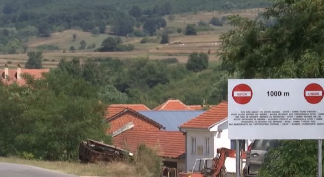 Banorët e Karaçevës largojnë tabelën e vendosur nga KFOR-i afër Serbisë