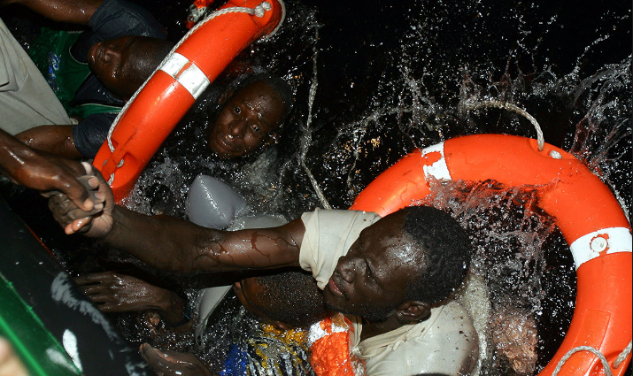 Fundoset anija me refugjatë në Mesdhe, raportohet për 114 të zhdukur