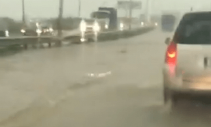 Përmbytje rrugësh e rrëshqitje dheu pas shiut në Kosovë