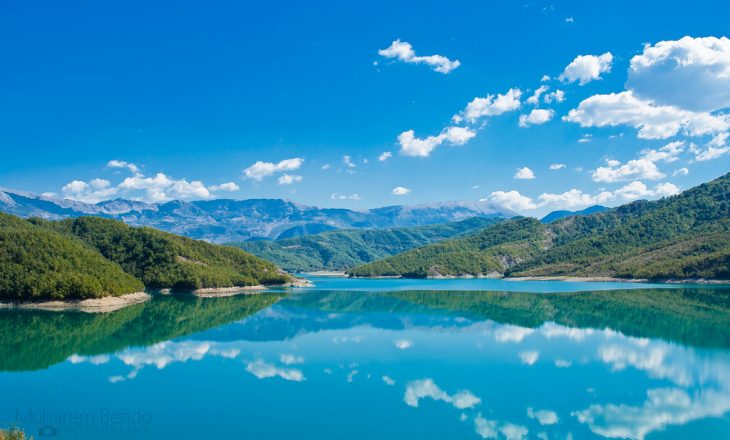 Liqeni i Bovillës, vetëm 20 km larg Tiranës, mos e leni pa vizituar!