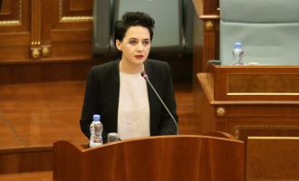 Pacolli-Hotit: Në Bruksel po shkoni si pula, këtu po trimëroheni