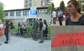 ‘Galeria e Ahurit’ dhe protesta kundër artistit “që përdori 8 lopë për përfitim”
