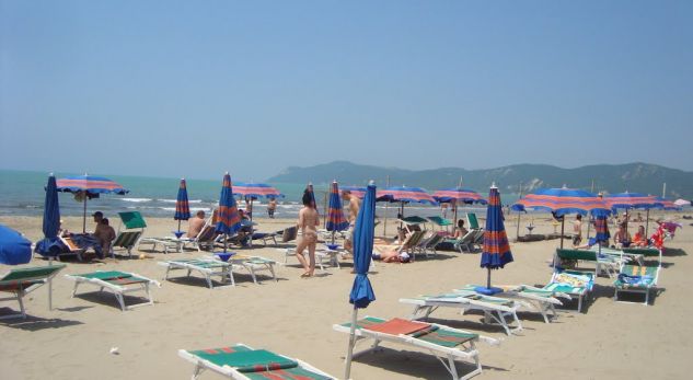 Vdes një person në plazhin e Gjirit të Lalzit në Shqipëri