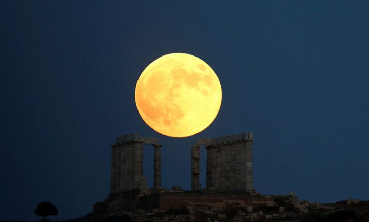 Spektakli i “Hënës së përgjakur” nëpër botë