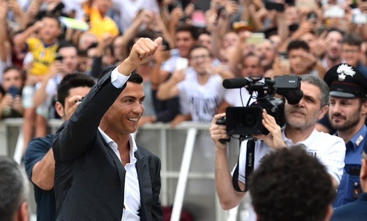 VIDEO: Pritje madhështore për Ronaldon nga tifozët e Juventusit