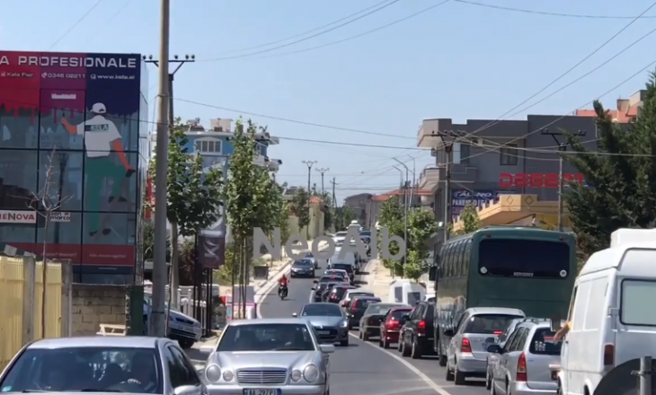 Turistët bllokojnë rrugët në Shqipëri [VIDEO]