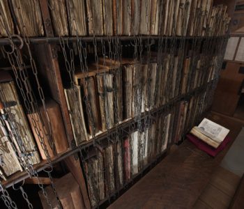 Një librari antike ku librat ende lidhen me zinxhirë