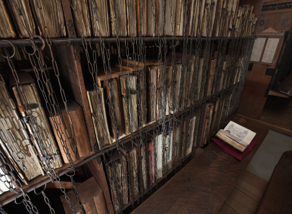Një librari antike ku librat ende lidhen me zinxhirë