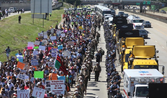 Mijëra protestues po tentojnë të mbyllin autostradën në Çikago, kjo është arsyeja
