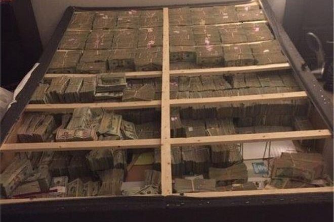 Personit që i mashtroi një mijë persona, policia ia gjen në shtëpi 20 milionë dollarë ‘cash’
