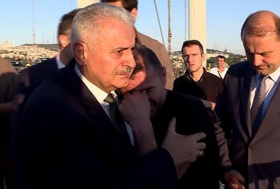 Kryeministri turk shpëton një person nga vetëvrasja