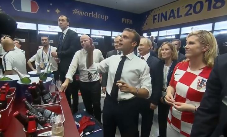Presidentja kroate së bashku me Macron e Putinin, uron futbollistët francezë në zhveshtore