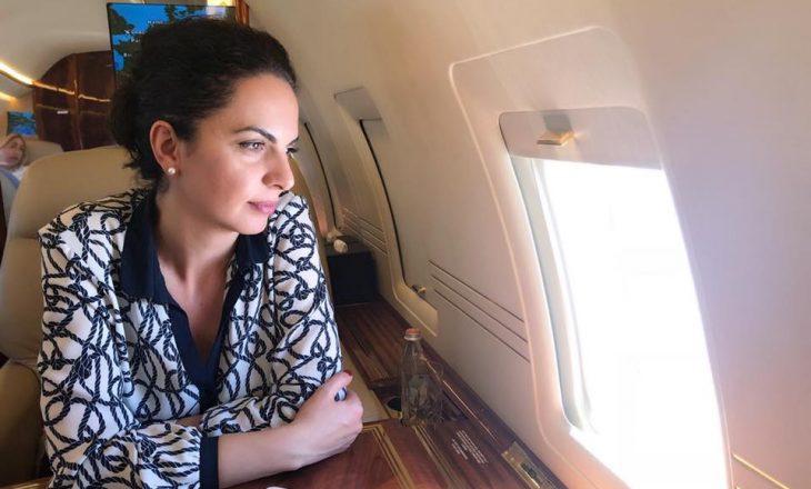 Zëvendësministrja poston fotografi nga aeroplani privat i shefit të saj Behgjet Pacollit