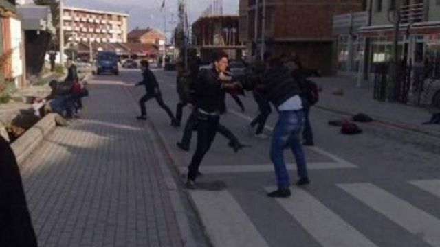 Katër persona rrihen mes veti në Prishtinë – kërkojnë ndihmë nga mjeku