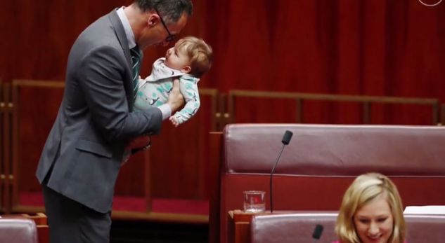 Në Zelandën e Re, edhe burrat i marrin fëmijët në seancë