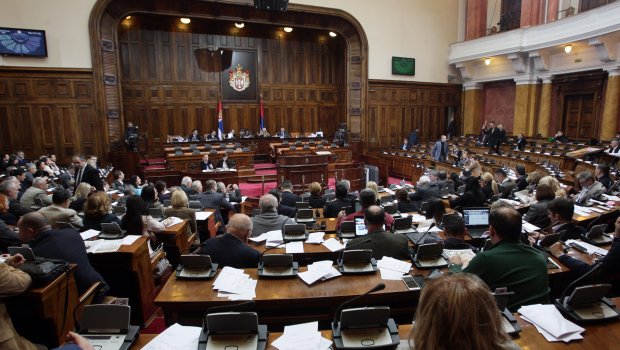 Deputetët serb: Vuçiq e ka njohur pavarësinë e Kosovës më 2014