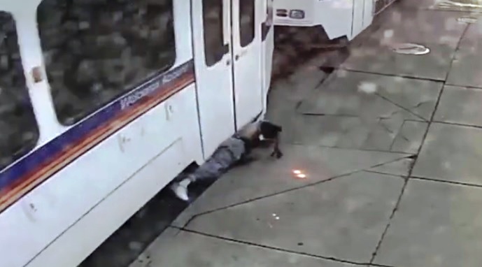 Burri tërhiqet zvarrë nga treni (Video)