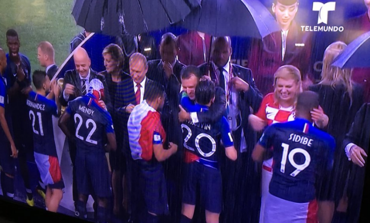 Momenti i turpshëm i Botërorit – krejt liderët kanë ombrellë, vetëm presidentja kroate jo