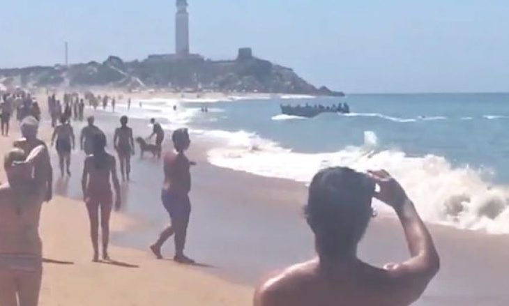 Turistët shikonin të befasuar kur refugjatët arritën në plazh me barkë [video]