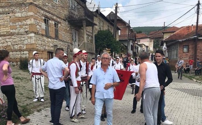 Valltarët me veshje kombëtare pengohen në lagjen serbe në Rahovec