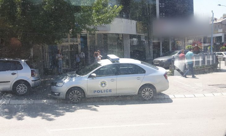 Policia “kapet mat” duke shkelur rregullat – parkon veturën në trotuar