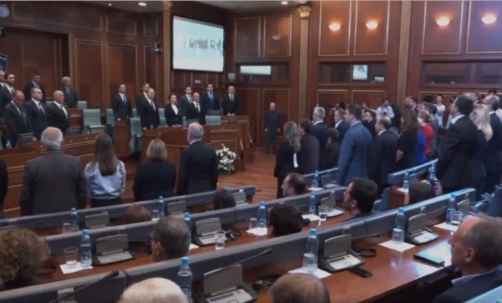 VV injoron himnin e Kosovës në seancën për Demaçin