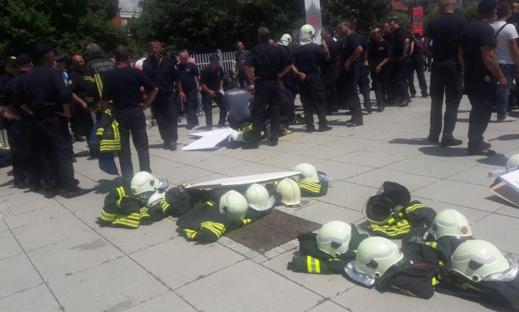 Thaçi gjen kohë për t’i lavdëruar zjarrfikësit në Greqi, nuk kujdeset për të Kosovës