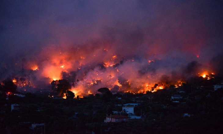 Vazhdojnë kërkimet për të mbijetuarit nga zjarret në Greqi