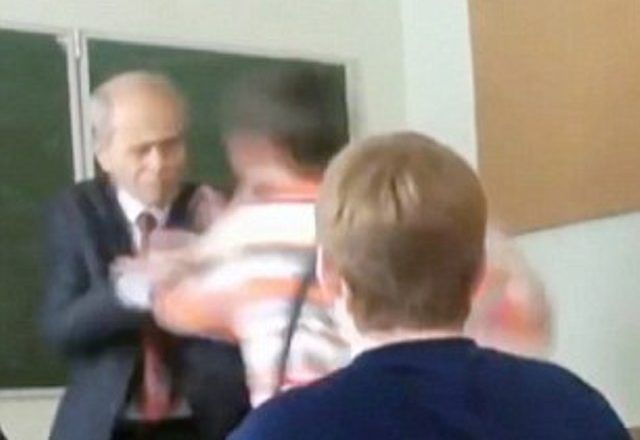Situatë dramatike, nxënësi sulmon mësuesin e moshuar, e gjithë klasa ngritet për ta mbrojtur