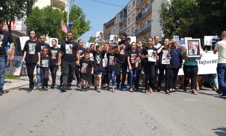 Protesta në Gjakovë: Duam drejtësi për nënën dhe motrën tonë
