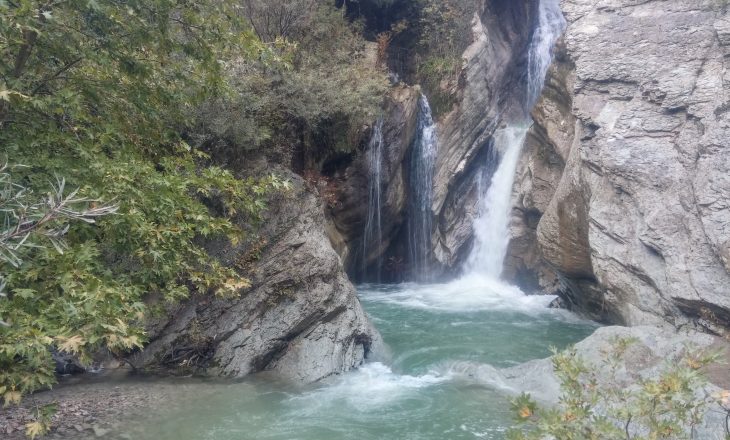 Turistë çekë e austriakë në ujëvarën e Bogovës