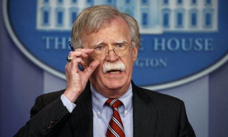 Bolton pranon të dëshmojë në gjykimin e Trumpit