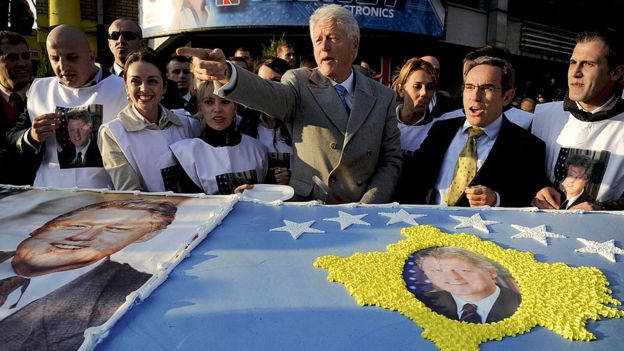 Në Kosovë sot festohet 72-vjetori i Presidentit Bill Clinton
