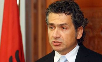 ‘Shpërthen’ Kreshnik Spahiu: Shqiptarët janë trima ndaj prindërve, dashnoreve dhe kushërinjve