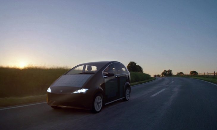 Gjermanët testojnë veturën elektrike e cila mbushet gjatë vozitjes nëpërmes të qelizave solare