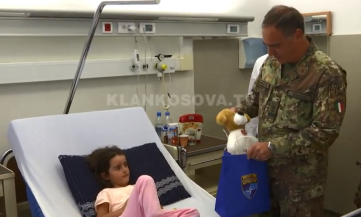 Komandanti i KFOR-it viziton vajzën e plagosur nga plumbi qorr – ka një apel për kosovarët