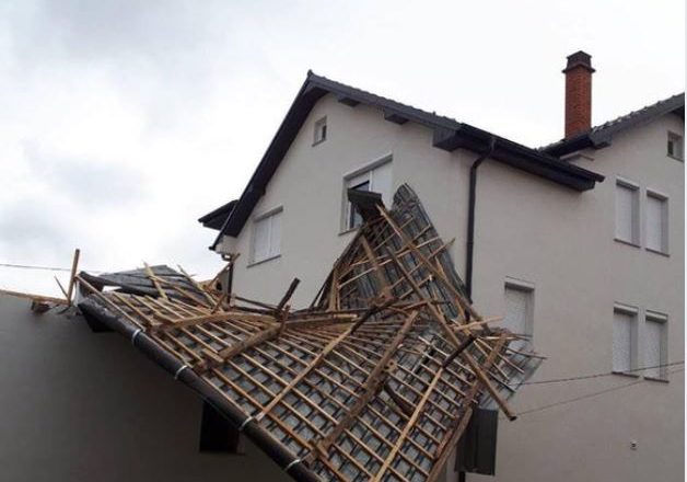 Stuhia në Prishtinë: Rrëzohet çatia e shtëpisë në lagjen Kolovica