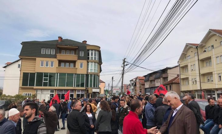Katër autobusë me protestues nisen nga Podujeva