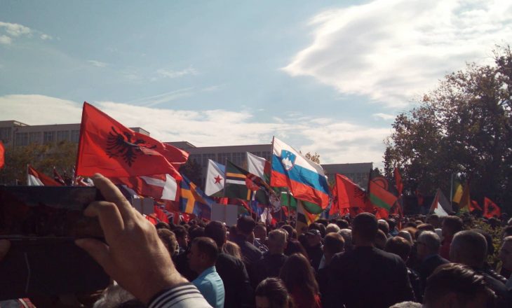 Protestuesit për mbrojtjen e territorit të Kosovës – pa flamur të Kosovës