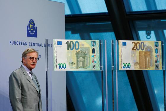 Ndryshohen bankënotat e euros – më vështirë të falsifikohen