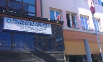 Vushtrriasi revoltohet dhe i mbyll dyert e Komunës