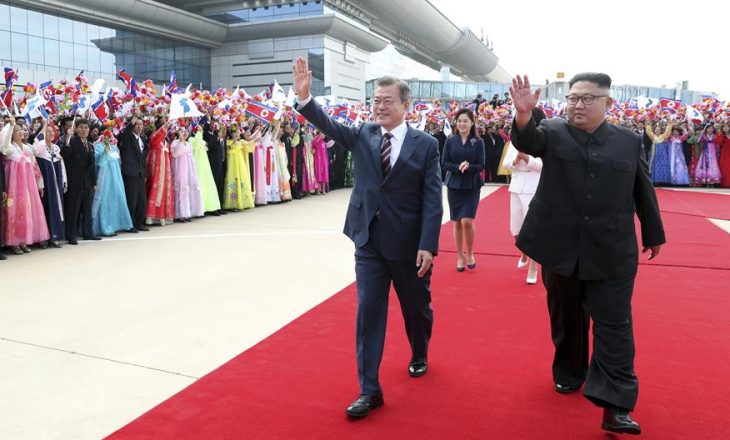 Presidenti i Koresë Jugore arriti në samit me Kim Jong-un