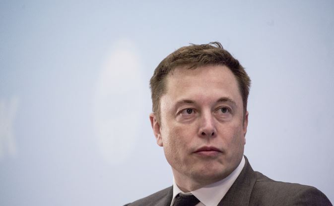 Musk shkarkohet nga roli i drejtuesit të Teslas për disa “cicërima”