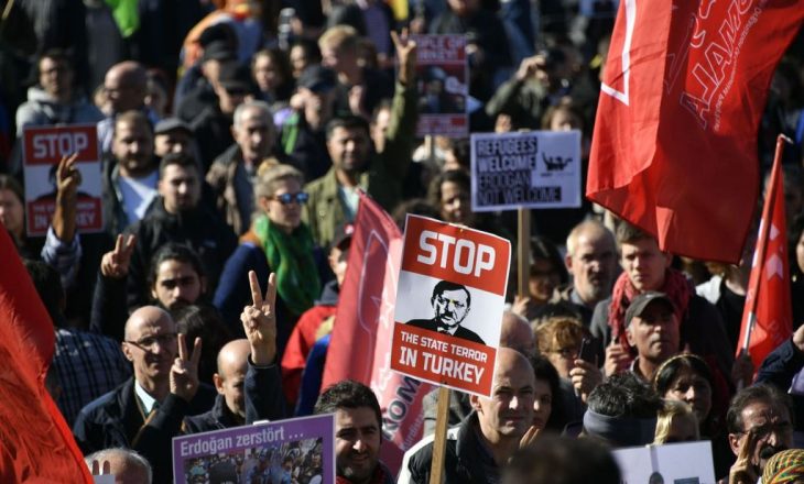 Erdogani u prit me protesta në Berlin