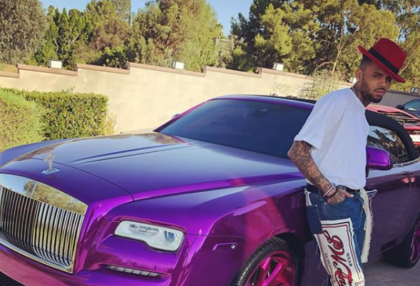 Chris Brown fillon të ndjekë këngëtaren shqiptare në Instagram