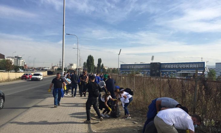 Largohen 35 kamionë dhe 150 thasë me mbeturina tek stadiumi “Fadil Vokrri” [FOTO]