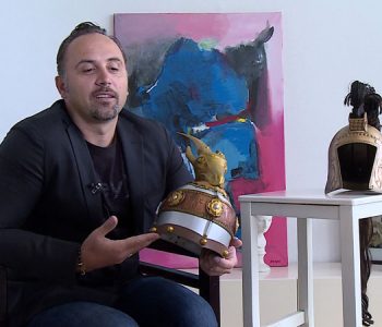 Orges Kokoshari  dizajnon  përkrenaren e Skënderbeut në SHBA- studio 3 vite figurën e tij